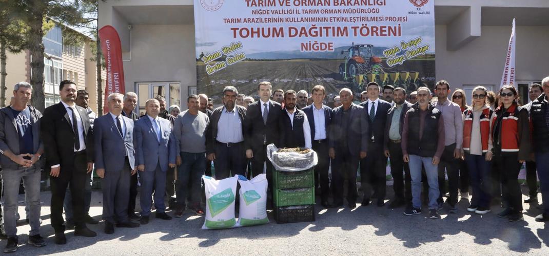 Tarım Arazilerinin Kullanımının Etkinleştirilmesi Projesi kapsamında Niğde’de tohum ve Çilek fidesi dağıtım töreni gerçekleştirildi.